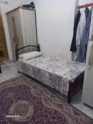 سرير فى غرفة