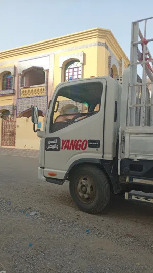 شاحنة نقل وشحن البضائع داخل سلطنة عمان باستخدام الشاحنات والبيكب