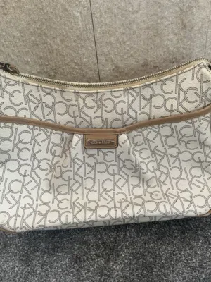 شنطة Calvin Klein