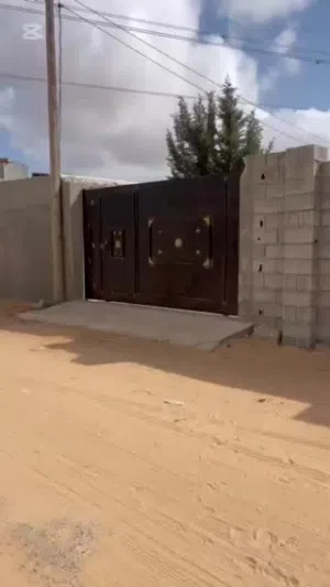 يوجد قطعة ارض للبيع في منطقة النشيع مساحة الأرض 500 متر وفيها بئير بالقرب من مقر النشيع