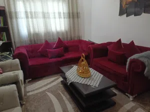 طقم كنب جديد جديد مستخدم فترة بسيطه جدا لا تُذكر.