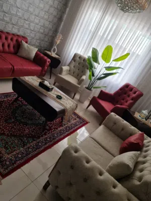 طقم كنب فاخر بحالة الجديد للبيع