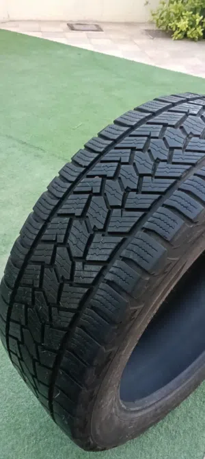 للبيع اطارات حجرية شبه جديدة مقاس r22 285/45 الصنع 2024
