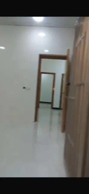 شقة للايجار في منطقة الخضراء نضيفه جدا ديلوكس موقع سكني ممتاز درج معزول من بيت تابع الوصف......