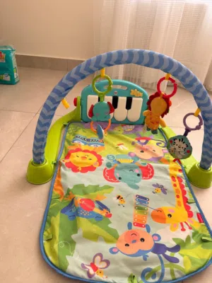 للبيع بساط ألعاب للأطفال من Fisher-Price مع بيانو تفاعلي