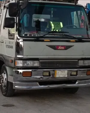 هينو كرين مكفول بسمي سنويه جديد محرك 70 عادي لا تبخير ولاتنقيص تبريد شغال شاصي مكفول وعليها جهاز