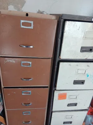 خمس رفوف دكسون قياس كل رف متر بي عمق 50 سم مع ستاند عدد 2 جرارات حديد