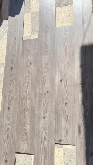 باركيه خشب لون سكني بحاله ممتازه