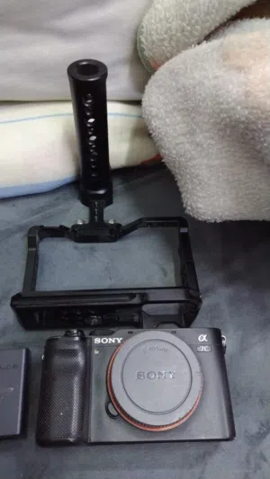 كاميرا سوني sony موديل a7c مع عدسة احترافيه