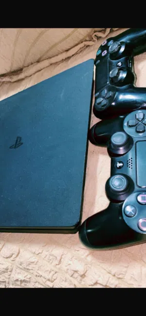 سوني 4 سليم 1 تيرا معاه يدتين وعليه فيفا 26 نظيف حيل قابل للتفاوض تعال وان شالله ما اقصر وياك