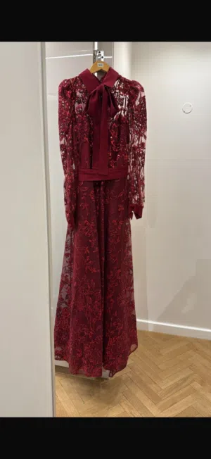 فستان سهرة لون أحمر المصمم ايلي صعب