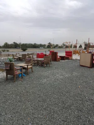 كراسي ومقاعد وطاولات للحدائق أو الكافيهات الخارجية