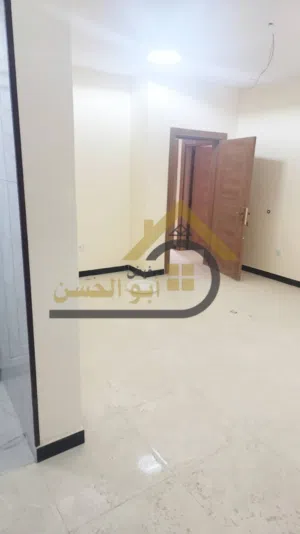 شقة حديثة للايجار طابق اول في مجمع الامل السكني الثالثة