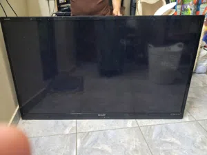 تلفزيون ماركة شارب بحاله ممتازه