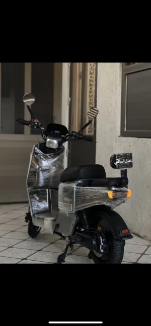 للبيع دراجه R900 جديده ونظيفه اشاير يمنه يسره رباعيه 3 سرعات 5 بطاريات كبار بعدهن جدد