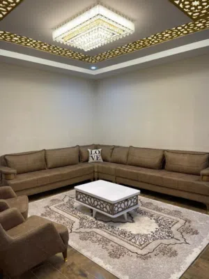 فيلا للبيع دورين (دوبليكس)  و يمكن تقسيمها شقتين  لديها مدخل خارجي امتداد شارع فينيسيا  شارع قاعه ال