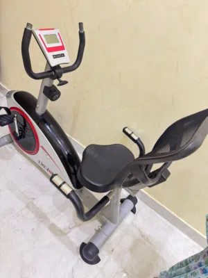جاهز كاريدو مثل السيكل وثابت على الأرض وعليه شاشه تقيس كل شي