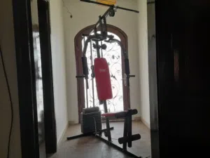 جهاز جيم منزلي متعدد التمارين مع أوزان – جهاز رياضي كامل للصدر والظهر والأرجل