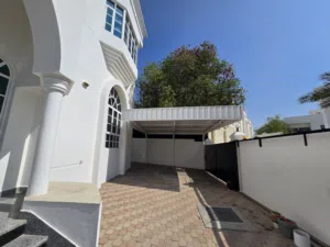 350 m2 5 Bedrooms Villa for Rent in Muscat Qurm