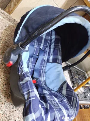 كرسي اطفال هزاز (كارسيت) بحاله جيده جدا للسياره