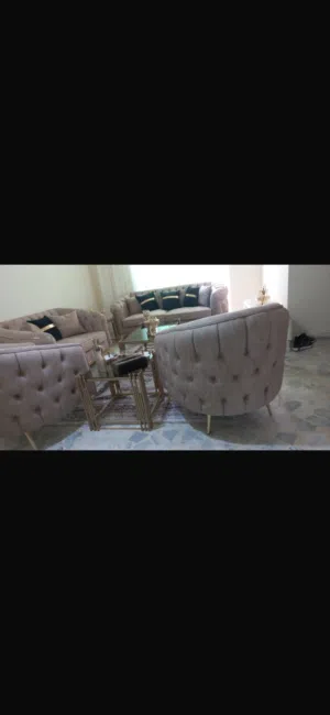 طقم كنب وطاولة سفرة للبيع تفصيل خشب سويد 5 سم شبه جديد