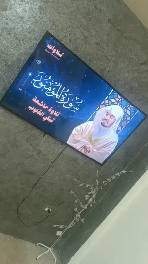 شاشه جي جارد 50 بوصه اسمارت صلاة النبي فيها خط رفيع مش اماثر بالمره مع ريموت وقاعدة حيط