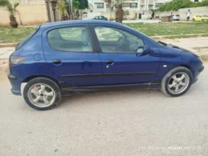 بيجو 204 موديل 2006 بحاجه لماتور   1600ss متوفر ماتور ياباني بسعر 250 دينار