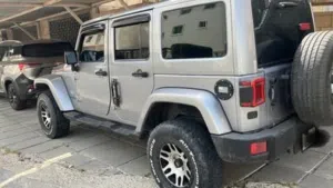 جيب رانجلر 2014 Sahara أسمنتي مع مواصفات أمريكية وداخل أزرق للبيع