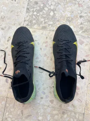 حذاء كرة قدم  Nike Mercurial نمره 43، استعمال خفيف جداً كم مباراة، حالته ممتازة، السعر 30 قابل للنقا