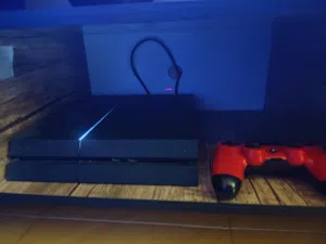 متوفر بلاستيشن 4 نظيفه شغاله 100% سبب البيع عدم التفرغ لا يوجد معها سيديات فقط الاسلاك و تحكم واحد