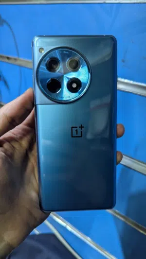 OnePlus 12R cool blue شريحتين بنفس الوقت الرام 16 أساسي والذاكرة 256 فيه شرخ خفيف