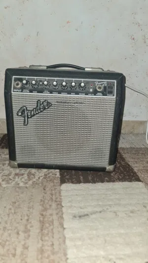 للبيع أمبليفاير غيتار Fender Frontman 15R