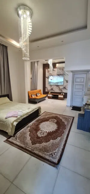 غرفه مع دوره مياه مفروشه