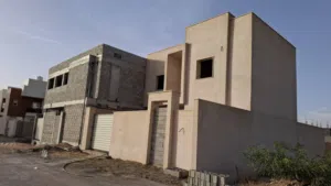 فيلا نص تشطيب للبيع  عين زارة بالقرب من منتزه هابي لاند وتقدر تخشلها من شارع جامع القرقني