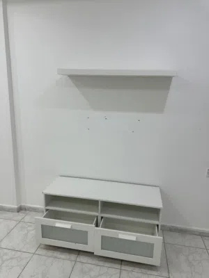 طولاه تلفزيون نضيفه مع رف
