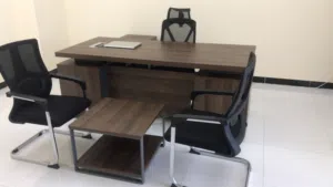 مكاتب وكراسي وأثاث مكتبي للبيع