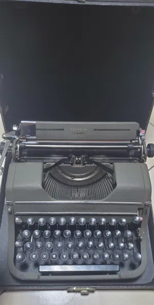 underwood champion English Typewriter with carrying case in good working condition