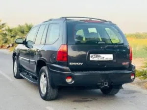 سيارة جي إم سي انفوي 2005 موديل XL كحلي استعمل بحالة ممتازة