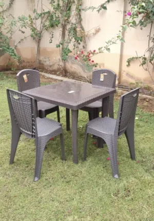 طاولة واربع كراسي
