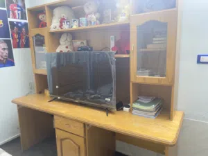 مكتب خشب ممتاز بحالة الوكاله بسعر 175 دينار ممكن نزل من سعر شوي