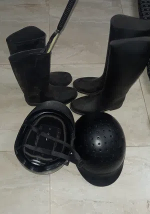 قبعة وبوت وسوط فروسية