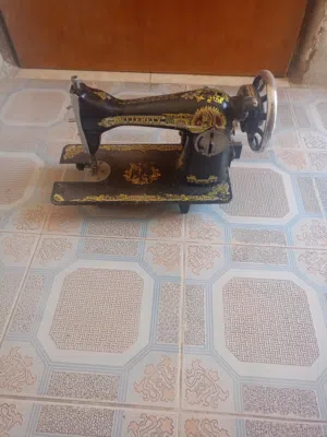 مكينة خياطه فراشه شغاله تخيط كلشي ما بيه فقط يحتاجلها دواسه و ميزانيه فقط