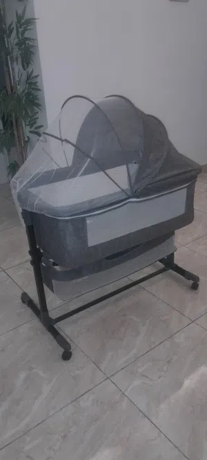 سرير اطفال شبه جديد وعربة