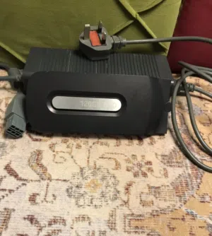 هار دسك Xbox 360 بسعة 120 GB ومحول طاقة 175 واط خاص بالاكس بوكس
