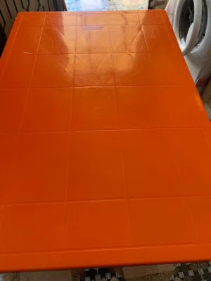 طاولة بلاستيك