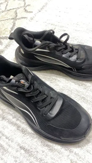 حذاء رياضي رجالي أسود بحالة ممتازة استخدام خفيف ونظيف جدًا مريح للمشي والرياضة واللبس اليومي