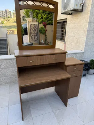 للبيع ومكتب اطفال مع مراي و كوميدينا بحالة ممتازة