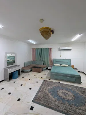 استديو بمساحة كبيرة ( مفروش بالكامل ) في الخوير 33 شارع الخوير الجنوبية بجوار كلية تقنية