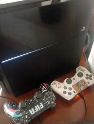 العنوان: بلايستيشن 4 فات (PS4 Fat) نظيف جداً + يدتين أصليات + كامل ملحقاته