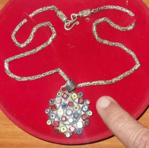 قلادتين نسائيه وحده عين النمر وحده مرصعه احجاز كريمه................................................